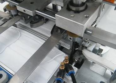 一次性全自動(dòng)口罩機作業(yè).jpg 一次性全自動(dòng)口罩機作業(yè).jpg